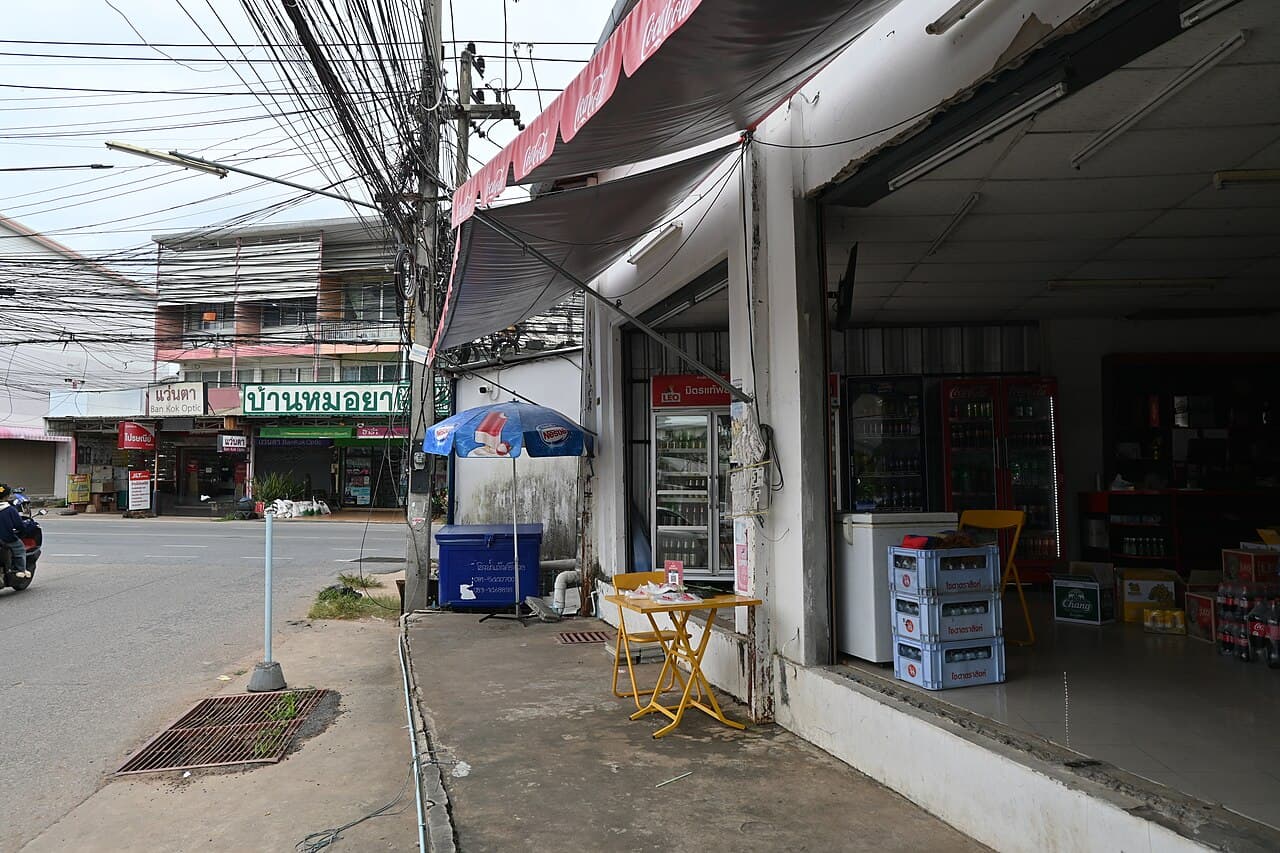 ขายโต๊ะพับ 2 ตัว กับเก้าอี้พลาสติก 6 ตัว ย้ายบ้าน