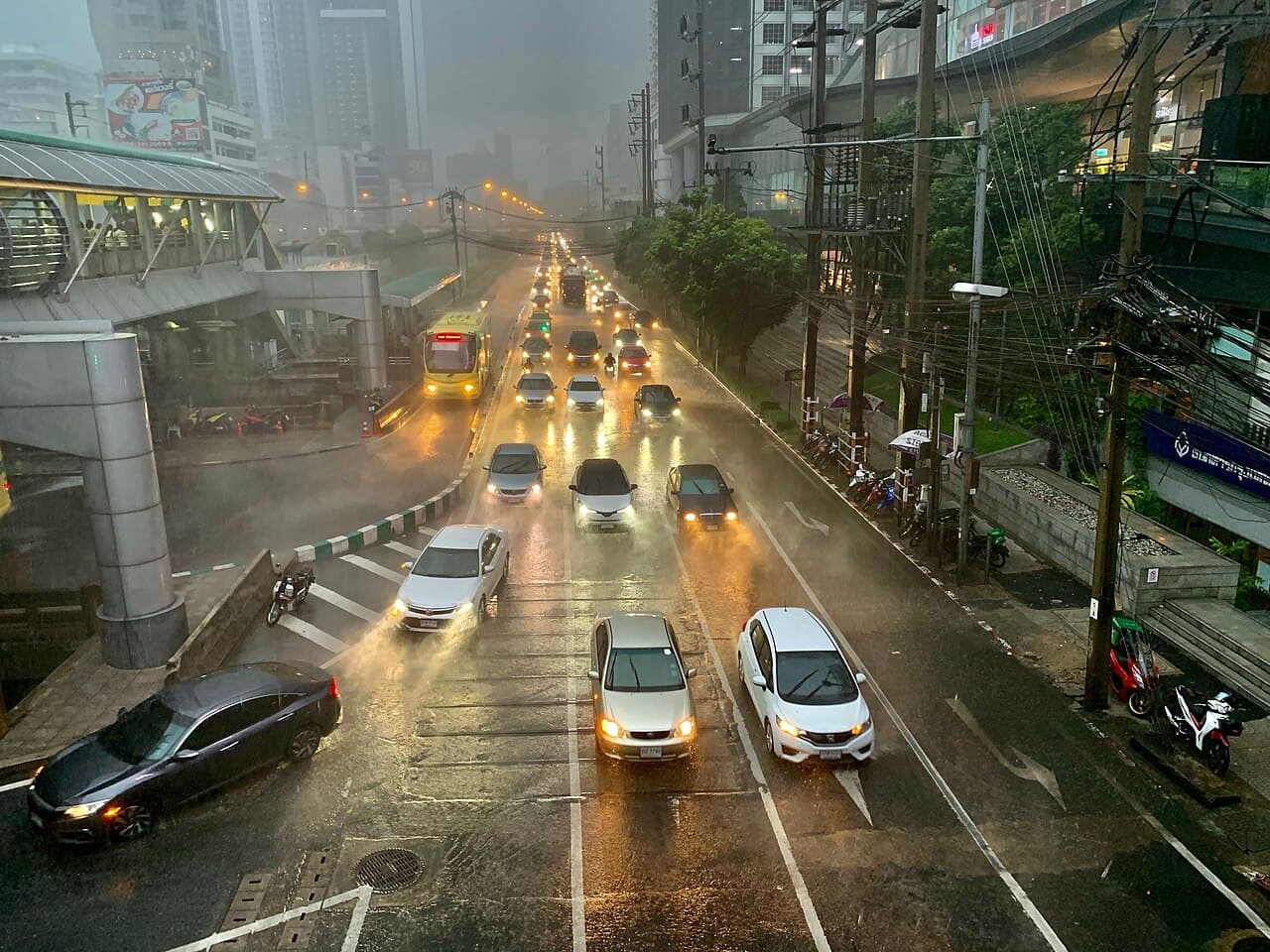 ฝนตกหนักแบบนี้ ฝากเรื่องไฟฟ้าในบ้านไว้หน่อยครับผม